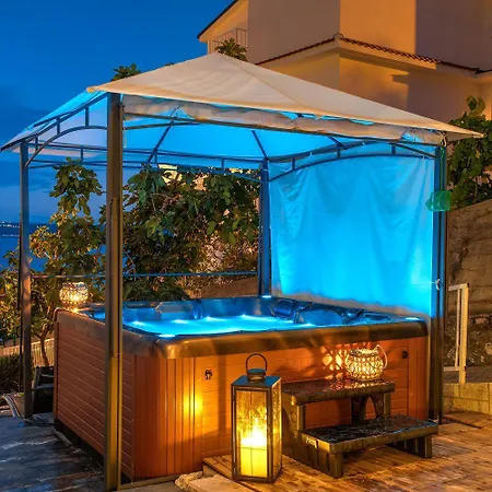 Modernes Nur 150 Meter Zum Mit Pool, Jacuzzi, Meerblick, Billard Апартаменты